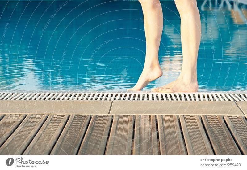 Barfuß am Pool Schwimmen & Baden Ferien & Urlaub & Reisen Tourismus Sommer Sommerurlaub feminin Beine Fuß Erholung Wärme Versuch Farbfoto Außenaufnahme Tag