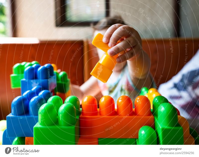 Kind spielt mit Würfeln Freude Freizeit & Hobby Spielen Kindergarten Schule Baby Kleinkind Kindheit Gebäude Spielzeug klein Kinderzimmer Blöcke Mädchen Bildung