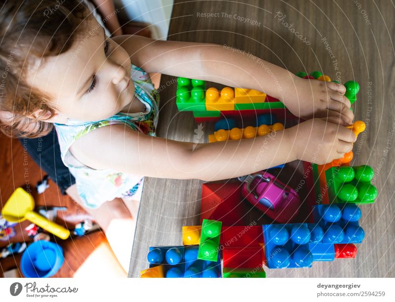 Kleines Mädchen spielt mit Spielzeugblöcken Freude Glück Freizeit & Hobby Spielen Kind Kindheit Hand Gebäude Kunststoff bauen sitzen klein Farbe Kreativität
