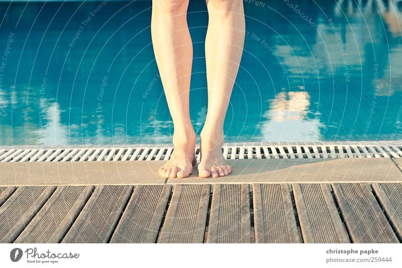 Barfuß am Pool 2 Ferien & Urlaub & Reisen Tourismus Sommer Sommerurlaub Schwimmen & Baden feminin Beine Fuß stehen frisch Zufriedenheit Farbfoto Außenaufnahme