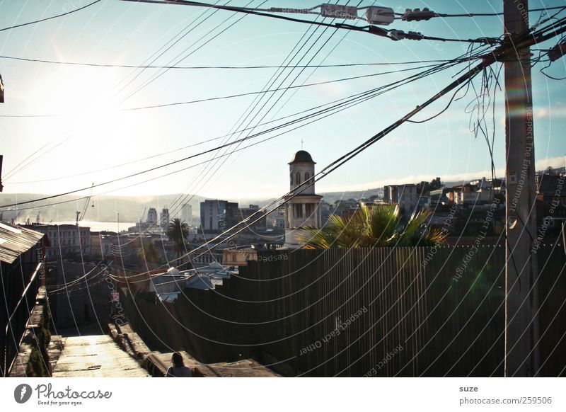 Valparaíso Himmel Schönes Wetter Kleinstadt Stadt Altstadt Haus Kirche Turm Gebäude Wege & Pfade Armut einfach einzigartig Chile Südamerika Strommast