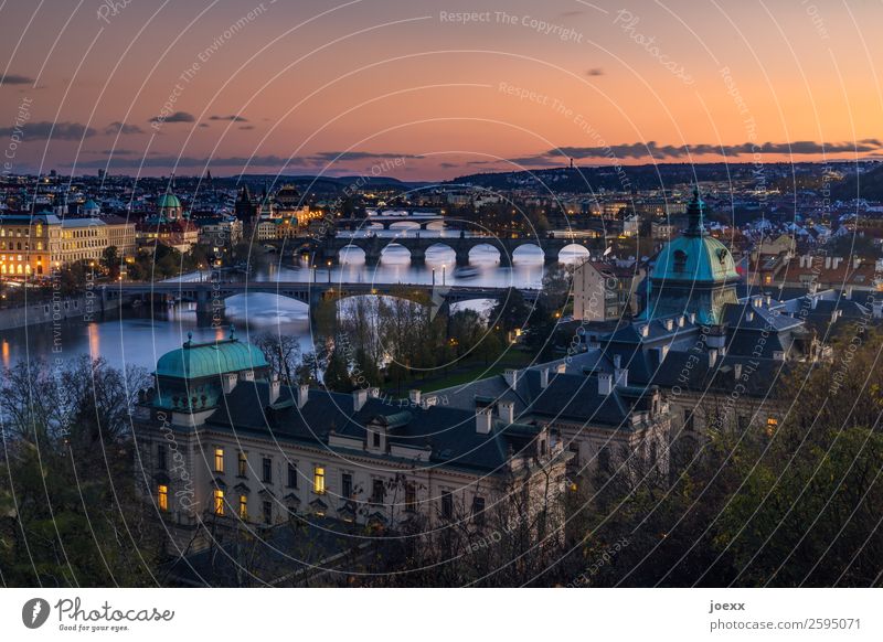 Blick auf Prager Altstadt mit vielen Brücken über die Moldau nach Sonnenuntergang Tschechien Kunstlicht Karlsbrücke Sehenswürdigkeit Hauptstadt