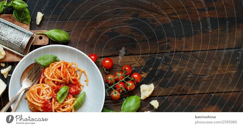 Spaghetti-Nudeln mit Tomatensauce, Basilikum und Käse Gemüse Kräuter & Gewürze Ernährung Mittagessen Abendessen Vegetarische Ernährung Teller Gabel Löffel
