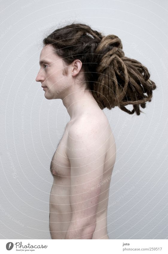 erstarrt Junger Mann Jugendliche Haare & Frisuren langhaarig Rastalocken stehen trendy einzigartig nackt ruhig Identität bewegungslos Farbfoto Gedeckte Farben