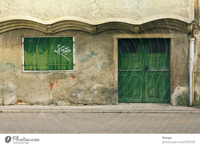 64! Altstadt Menschenleer Haus Mauer Wand Fassade Stein Holz Graffiti alt kaputt trist grün Vergänglichkeit schäbig geschlossen abweisend Außenaufnahme