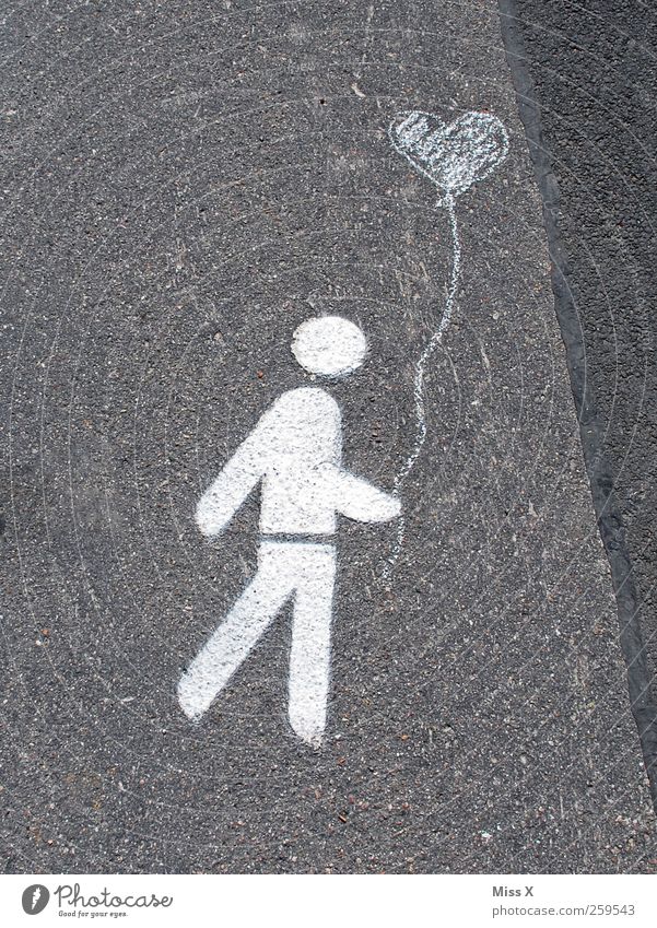 Herz auf der Straße Mann Erwachsene 1 Mensch Zeichen Schilder & Markierungen laufen Liebe Verliebtheit Romantik Luftballon Farbfoto Gedeckte Farben