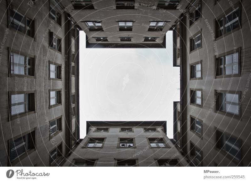 auf gute nachbarschaft Wolkenloser Himmel Gebäude Architektur Fassade Fenster groß hoch Perspektive Symmetrie Hinterhof himmelwärts Dresden Farbfoto