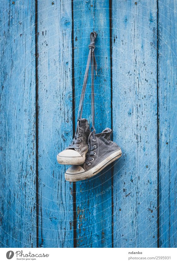 alte getragene schwarze Textilsneakers Stil Sport Mode Bekleidung Schuhe Turnschuh Holz Fitness trendy retro blau weiß erhängen Schuhbänder altehrwürdig jung