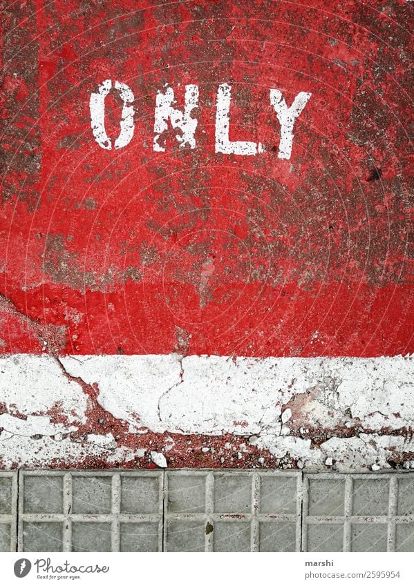 ONLY Zeichen Schriftzeichen Schilder & Markierungen Graffiti grau rot weiß Englisch Straße abstrakt Stadtleben Straßenkunst alt Farbfoto Außenaufnahme