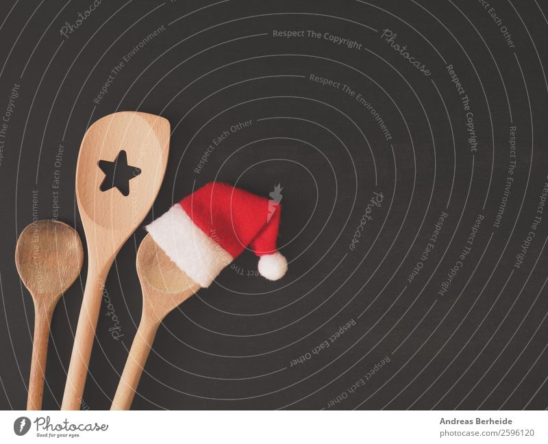 Drei Kochlöffel, einer mit Mütze Festessen Löffel Stil Gesunde Ernährung Winter Restaurant Weihnachten & Advent Tafel Hut Kitsch lustig rot Hintergrundbild