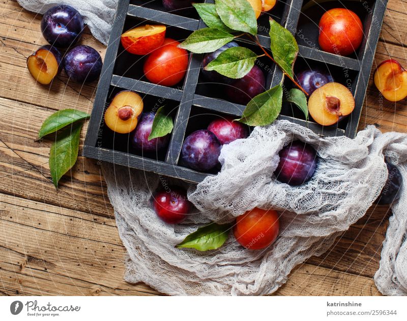 Frische Pflaumen mit Blättern Frucht Ernährung Vegetarische Ernährung Diät Sommer Tisch Herbst Blatt Holz frisch saftig braun purpur roh reif Ackerbau süß