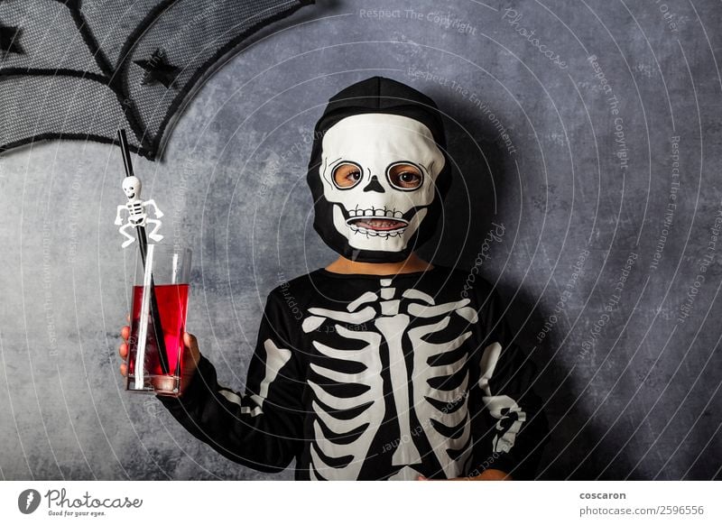 Kleines Kind im Skelettkostüm an Halloween Saft Lifestyle Freude Glück schön Gesicht Schminke Freizeit & Hobby Entertainment Party Feste & Feiern Karneval