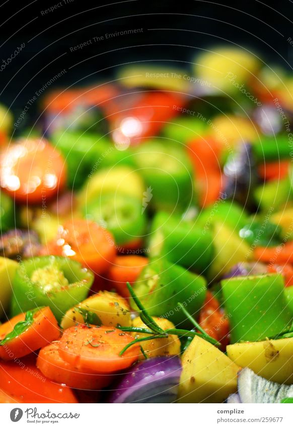 Ratatatatouille Ernährung Abendessen Bioprodukte Vegetarische Ernährung Italienische Küche Wohnung gelb grün rot Möhre Tomate Chili Rosmarin Zwiebel Paprika