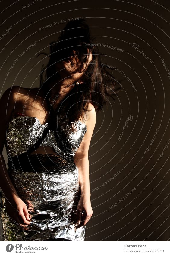 Just Go With The Beat. Tanzen feminin Frau Erwachsene 1 Mensch 18-30 Jahre Jugendliche Bekleidung Kleid schwarzhaarig brünett langhaarig Bewegung machen