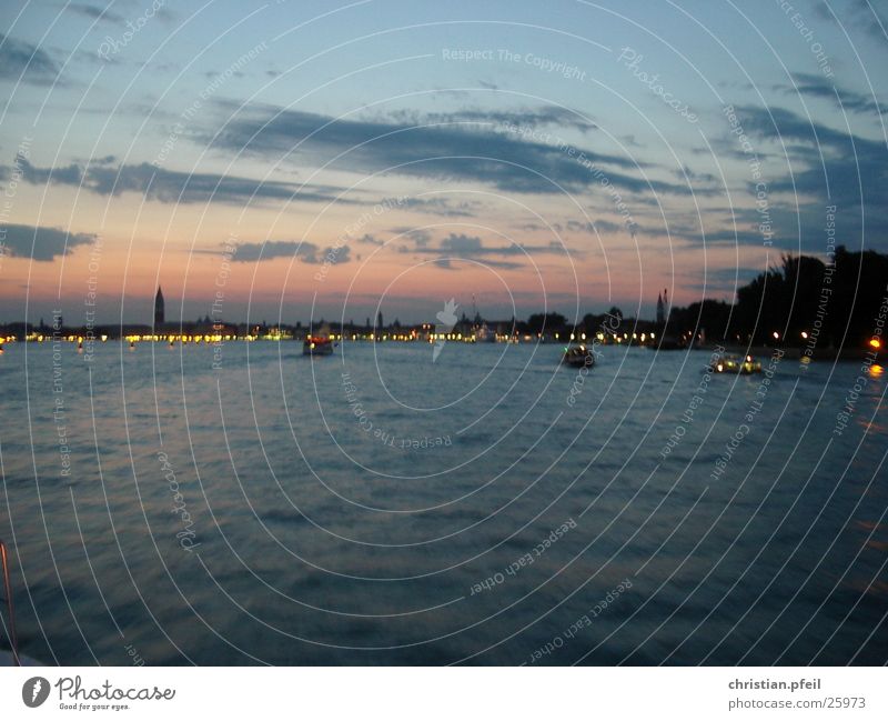 Ankunft in Venedig Wasserfahrzeug Lagune Sonnenuntergang Meer Haus glänzend Architektur blau Ferien & Urlaub & Reisen