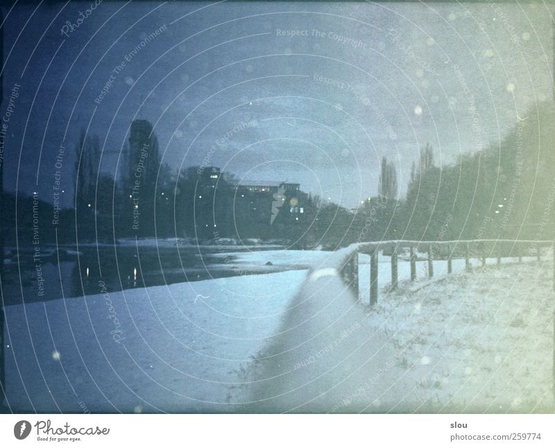 isar@night Winter Fluss Isar München Stadt Menschenleer kalt blau grau Zaun Museum analog Farbfoto Gedeckte Farben Außenaufnahme Nacht Langzeitbelichtung