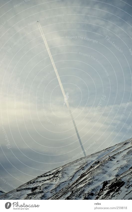 Schnee Flug Natur Himmel Wolken Winter Alpen Berge u. Gebirge Schneebedeckte Gipfel Flugzeug Flughafen hoch blau schwarz weiß kalt Farbfoto Außenaufnahme Tag
