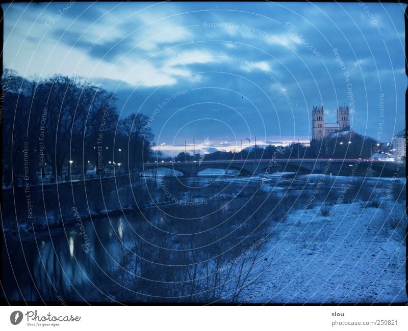 isar@night III Winter Fluss Isar München Kirche Brücke blau analog Langzeitbelichtung Himmel Farbfoto Außenaufnahme Nacht Zentralperspektive