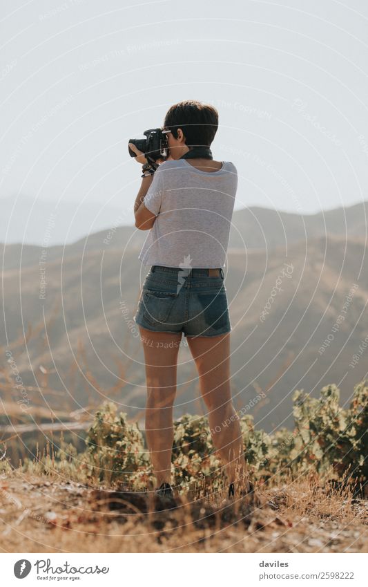 Eine Frau, die die Natur fotografiert. Lifestyle Freizeit & Hobby Ferien & Urlaub & Reisen Abenteuer Berge u. Gebirge wandern Fotokamera Mensch Junge Frau