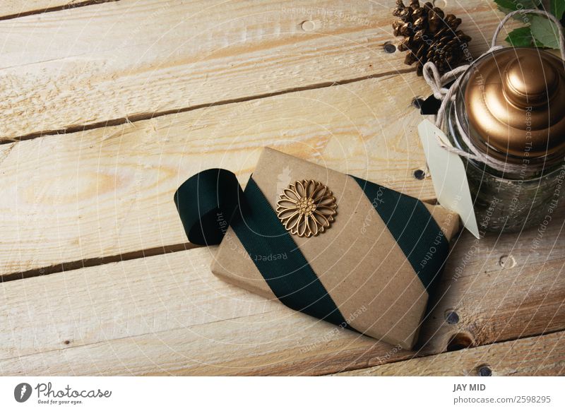 Geschenkbox, verpackt in Recyclingpapier, grüne Schleife Brötchen elegant Stil Basteln Handarbeit Valentinstag Muttertag Erntedankfest Weihnachten & Advent