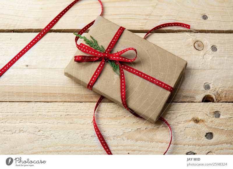 Geschenkbox, verpackt in Recyclingpapier auf Holzuntergrund Brötchen kaufen elegant Basteln Handarbeit Party Feste & Feiern Valentinstag Muttertag Erntedankfest