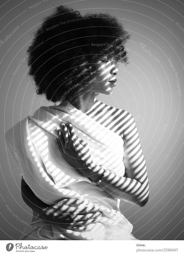 Lilian feminin Frau Erwachsene 1 Mensch Kunst Stoff Haare & Frisuren langhaarig Locken Afro-Look berühren Blick sitzen träumen schön Zufriedenheit selbstbewußt