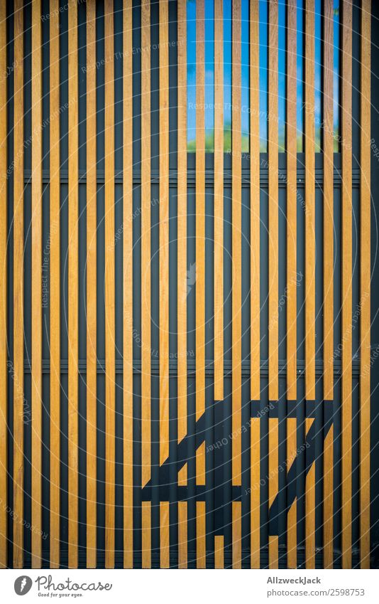 Wand mit Holzstruktur und Zahl Menschenleer Fassade Architektur Detailaufnahme Holzleiste Holzbrett Verkleidung 47 Ziffern & Zahlen Fenster abstrakt Muster