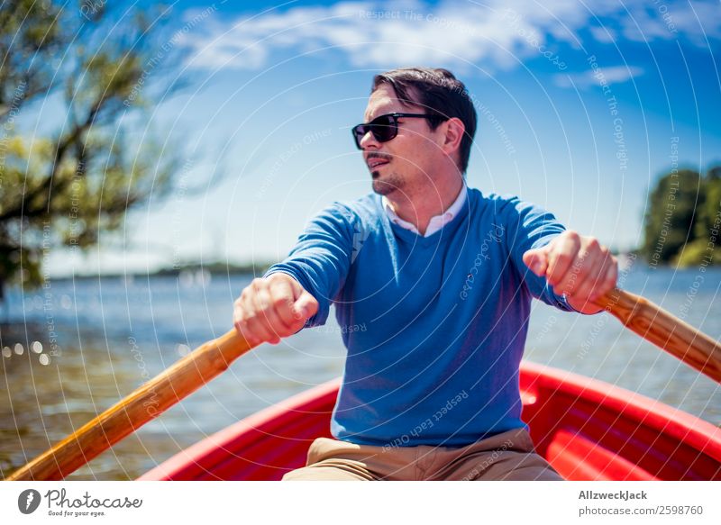 Mann rudert in einem Boot auf dem See Tag Sommer Blauer Himmel Schönes Wetter Freizeit & Hobby Wolken Wasserfahrzeug Ruder Rudern Porträt Junger Mann