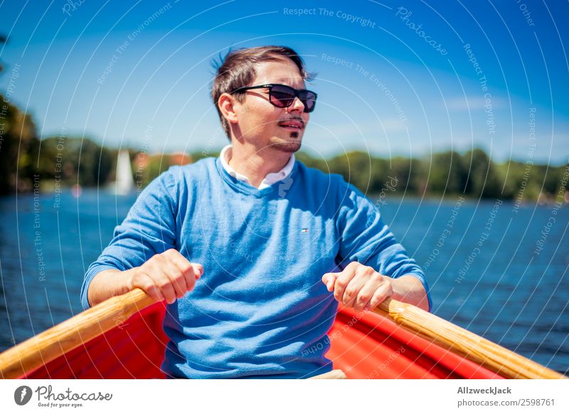 Mann rudert in einem Boot auf dem See Tag Sommer Blauer Himmel Schönes Wetter Freizeit & Hobby Wolken Wasser Wasserfahrzeug Ruder Rudern Porträt Junger Mann