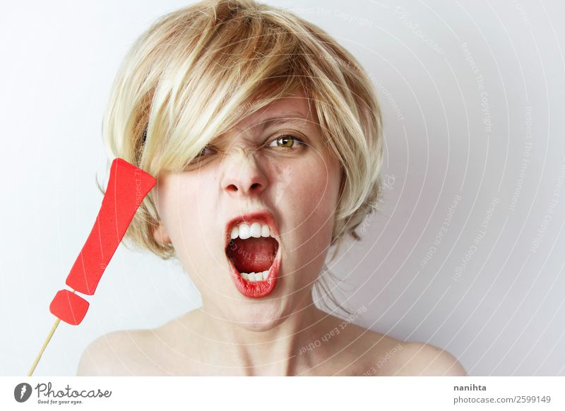 Wütende junge Frau mit einem Ausrufezeichen Mensch feminin Erwachsene Jugendliche 1 18-30 Jahre blond Zeichen schreien rebellisch stark Wut rot weiß Gefühle