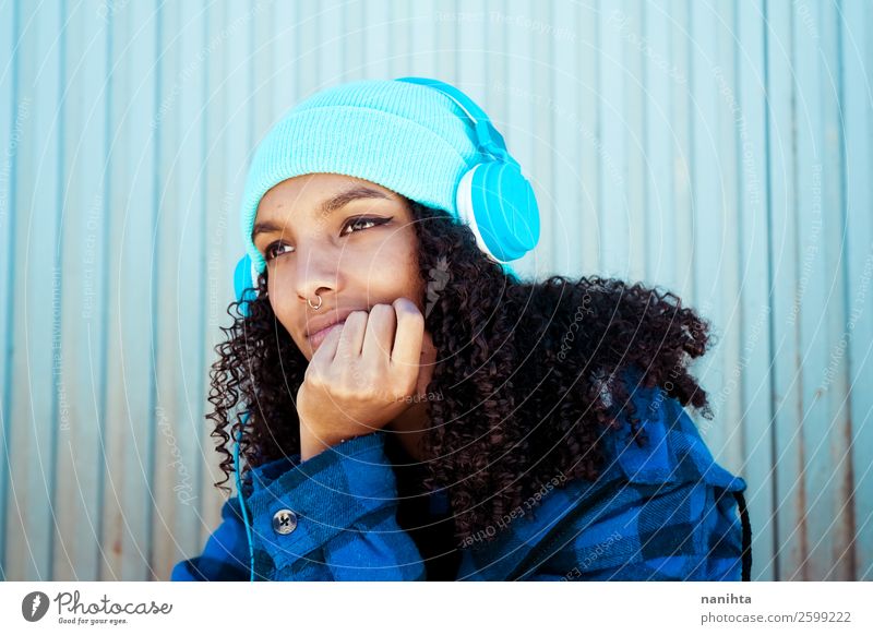Junge Teenager-Frau beim Musikhören Lifestyle Stil Haare & Frisuren Leben Freizeit & Hobby Winter Headset Technik & Technologie Unterhaltungselektronik Mensch