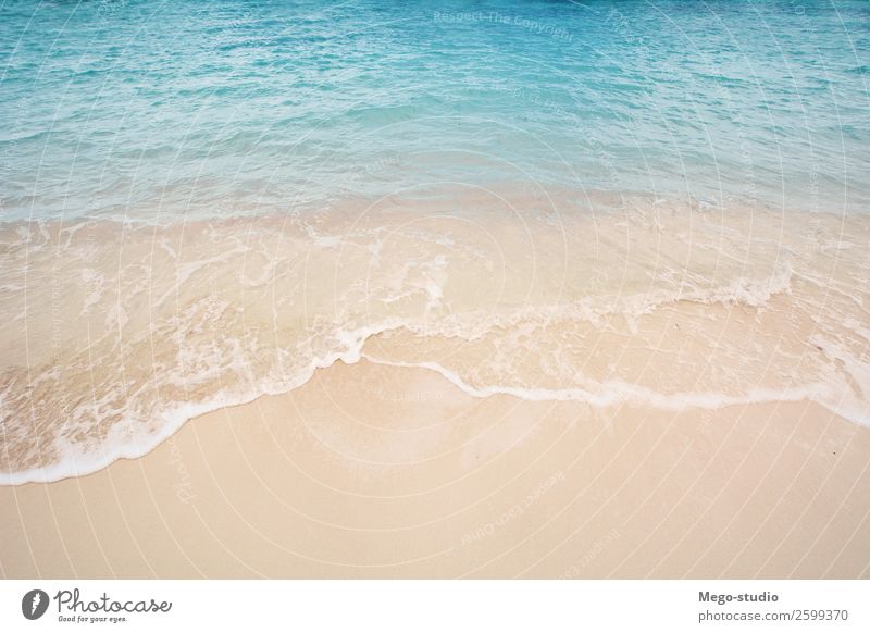 Sandstrand mit den blauen Wellen, die sich in das Ufer hineinrollen. schön Erholung Ferien & Urlaub & Reisen Sommer Sonne Strand Meer Insel Natur Landschaft