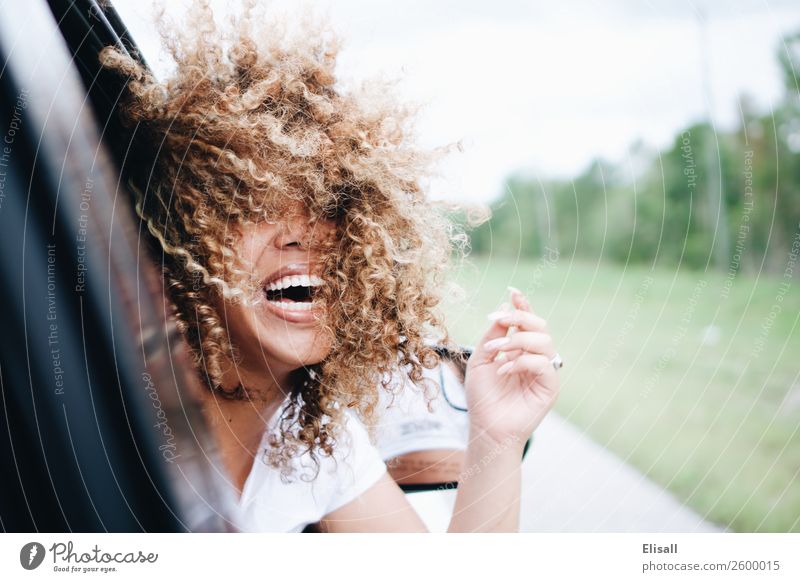 Glückliche Frau mit lockigen Haaren im Auto reitend lachend Lifestyle Freude Mensch feminin 1 Gefühle Stimmung Fröhlichkeit Zufriedenheit Lebensfreude