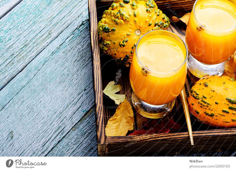 Getränke mit Kürbissen Smoothie trinken Herbst fallen Lebensmittel Glas Gemüse gefallen Blätter Gesundheit orange frisch Vegetarier Textfreiraum Cocktail Saft