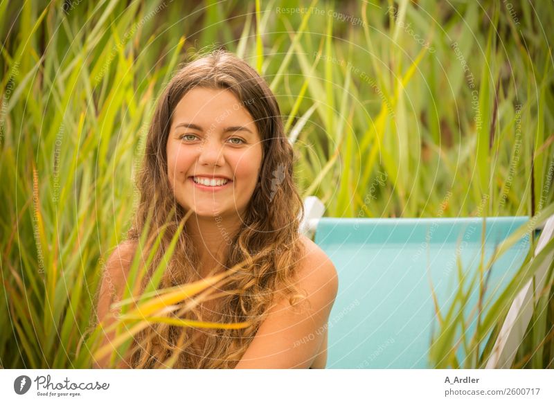 Mit dem Liegestuhl am Strand Uhr Mensch feminin Junge Frau Jugendliche 1 18-30 Jahre Erwachsene Natur Landschaft Sommer Schönes Wetter Sträucher Schilfrohr