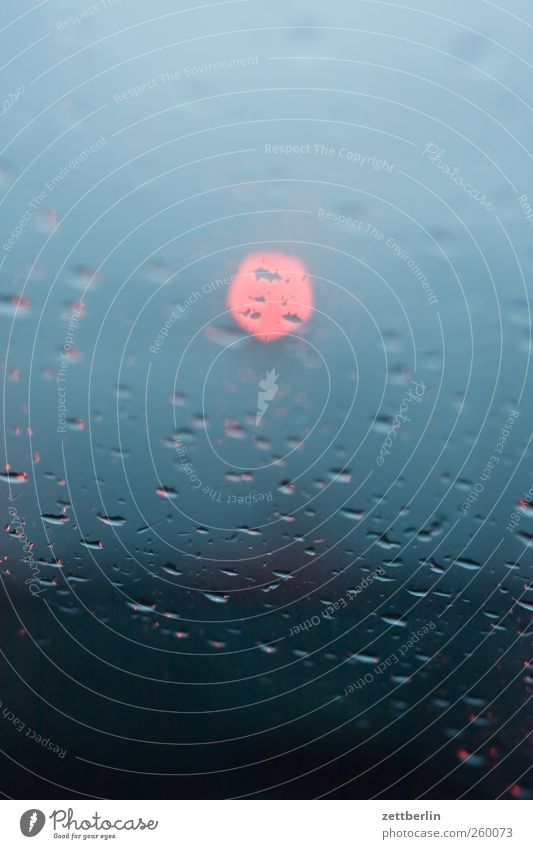 Ampel Wasser Wassertropfen Klima Klimawandel Wetter schlechtes Wetter Unwetter Regen Verkehr PKW Schlüssel gut aufschließen glas Glasscheibe leuchten rotlicht