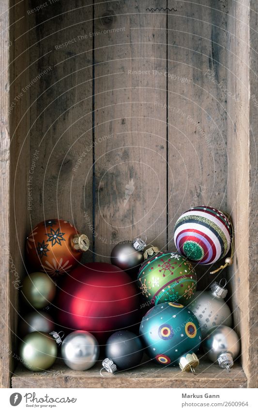 Weihnachtskugeln in der Holzkiste Stil Dekoration & Verzierung Weihnachten & Advent braun mehrfarbig Hintergrundbild Grunge Kugel Glaskugel Christbaumkugel