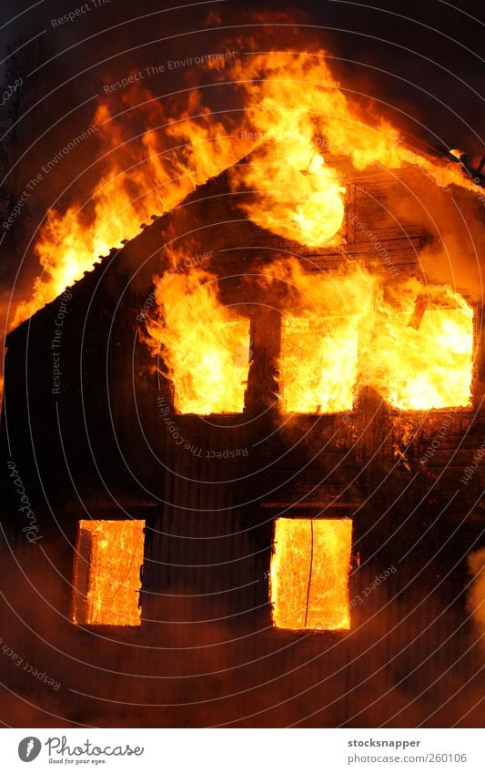 Feuer Flamme gelb Holz orange Versicherung Haus heiß heimwärts Desaster brennen Brandstiftung