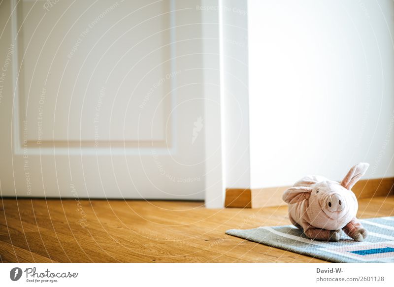 Kuscheltier liegt auf dem Boden und wurde im Kinderzimmer vergessen Schwein niedlich fußboden liegengelassen Kindheit traurig Teppich Kleinkind Spielen