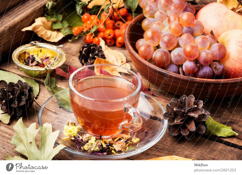 Tasse Tee mit Herbstblättern trinken fallen heiß rustikal warm Saison hölzern Frucht Tisch Traube altehrwürdig Getränk Becher Lebensmittel Morgen gelb Blätter