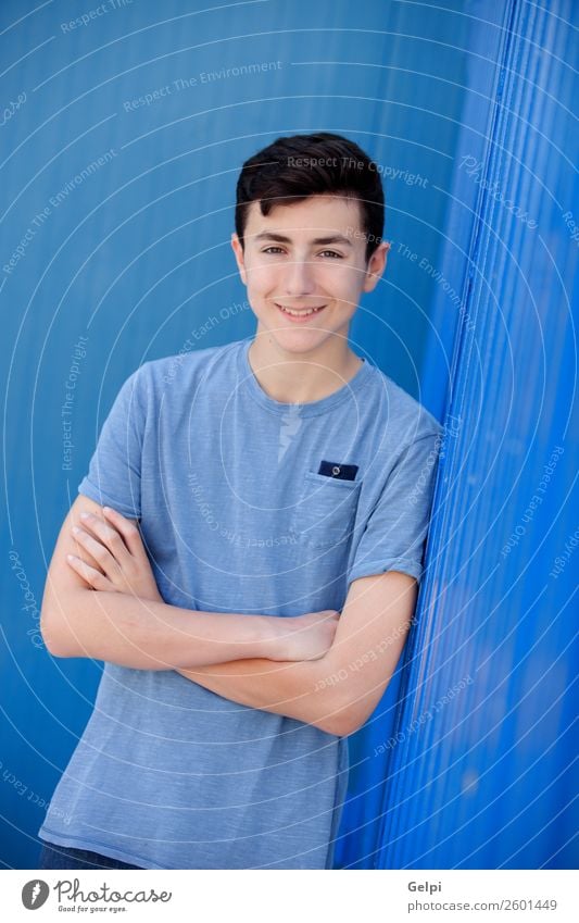 Porträt eines rebellischen Teenagers mit blauem Hintergrund Lifestyle Stil Glück schön Gesicht Mensch Junge Mann Erwachsene Jugendliche Mode Lächeln Coolness