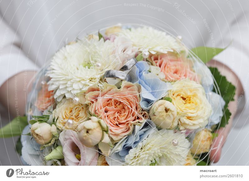 Brautstrauß Hochzeit heirat Blumenstrauß strauss Bräutigam Anzug shwarz weiß Ehe grün floristik