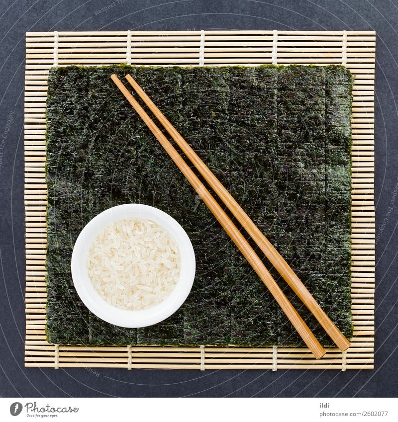 Sushi Zutaten Gesundheit Lebensmittel vorbereiten vorbereitend Essen zubereiten nori Seegras trocknen getrocknet makisu Unterlage Bambusmatte Japanisch Reis