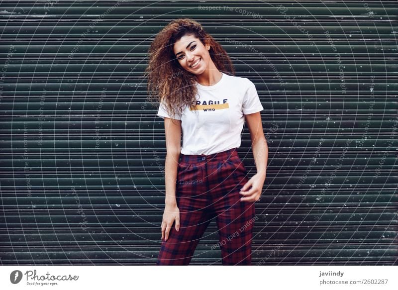 Lächelnde junge arabische Frau mit schwarzer Lockenfrisur Lifestyle Stil Freude Glück schön Haare & Frisuren Gesicht Mensch feminin Junge Frau Jugendliche