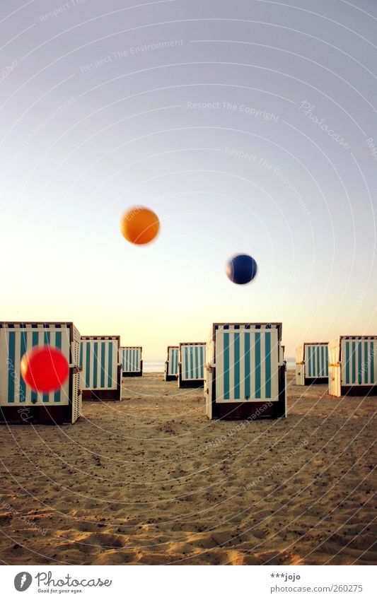 grundfarben c. Schönes Wetter mehrfarbig Ball fliegen Kugel RGB Sand Sandstrand Strandkorb Urlaubsfoto Urlaubsstimmung Urlaubsort Strandanlage Warnemünde werfen