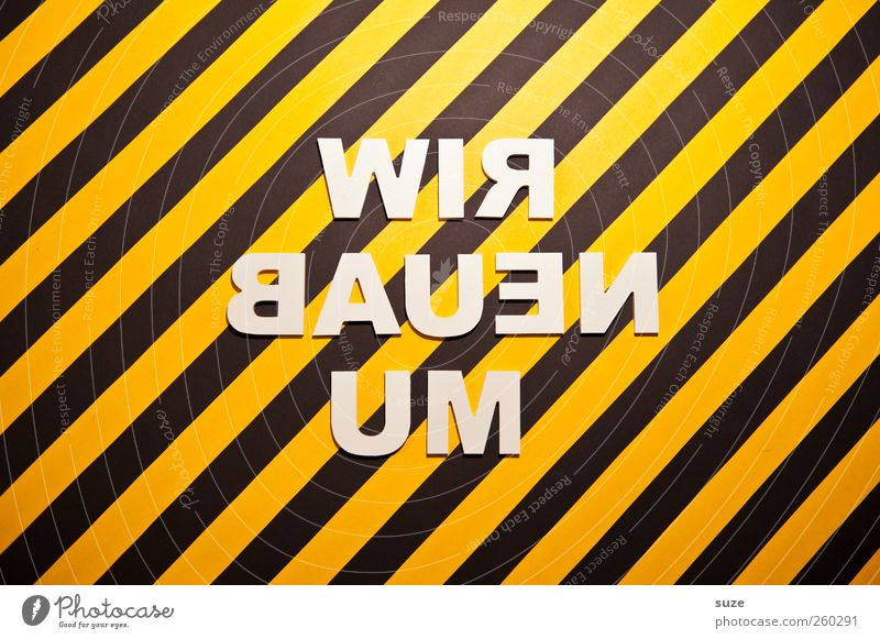 Platzhalter Baustelle Schriftzeichen Hinweisschild Warnschild Streifen lustig gelb schwarz weiß gestreift Warnhinweis Warnung Buchstaben Wort Text Umbauen