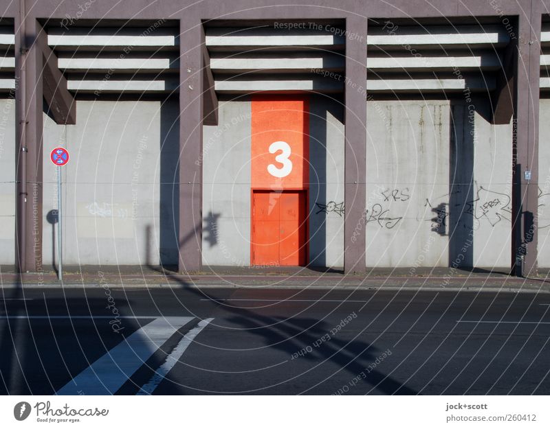 Aller guten Dinge sind drei an einer Tribüne Gebäude Architektur Säule Verkehr Verkehrswege Straße Ampel Verkehrsschild Graffiti Linie Streifen 3