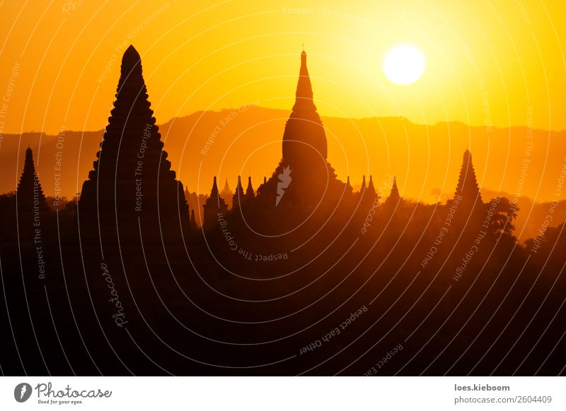 Silhouettes of Burmese Pagodas during sunset, Bagan, Myanmar Ferien & Urlaub & Reisen Tourismus Abenteuer Ferne Sightseeing Sommer Natur Sonne Sonnenaufgang