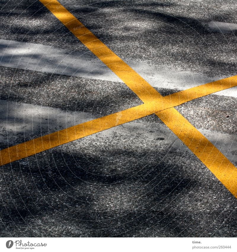 Verkehrsberuhigung kann so einfach sein Menschenleer Verkehrswege Straße Wege & Pfade Verkehrszeichen Verkehrsschild Sicherheit Kreuz gelb weiß grau Asphalt