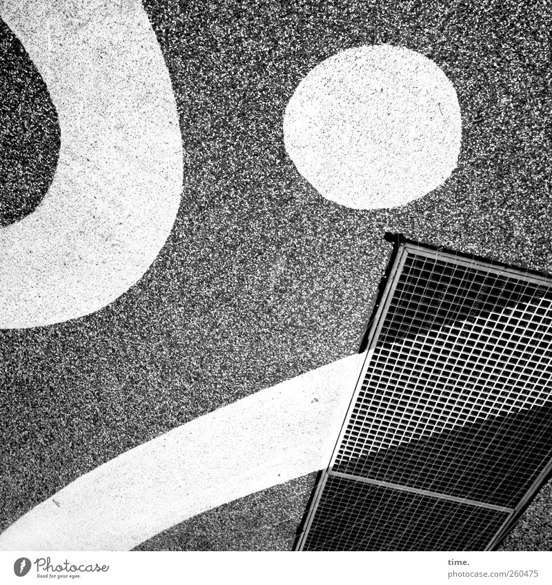 StreetArt Kunst Beton weiß Farbe Farbstoff Gitter Boden Bodenbelag Zeichnung Kreis Leiste Asphalt Untergrund Schacht Schwarzweißfoto Außenaufnahme Nahaufnahme